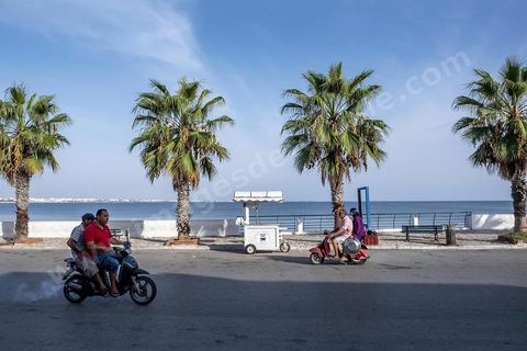 La corniche nord de la presqu'île a été aménagé en promenade, sur ce bord de mer, les mahdois viennent de rafraichir en fin de journée et les petits pêcheurs partent déposer et retiere leurs filets. La presqu'île de Mahdia est le coeur historique de la ville, avec la medina et à sa pointe le cimetière marin et le borj. La partie résidentielle, appellée Borj Erras, est un mélange de palais et de maisaons traditionnelle de pêcheurs. 