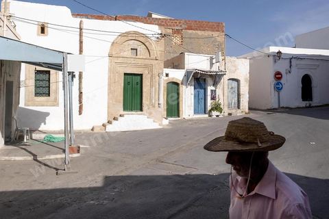 Ambiance dans les ruelles de la median du quartier Borj Erras. La presqu'île de Mahdia est le coeur historique de la ville, avec la medina et à sa pointe le cimetière marin et le borj. La partie résidentielle, appellée Borj Erras, est un mélange de palais et de maisaons traditionnelle de pêcheurs. 