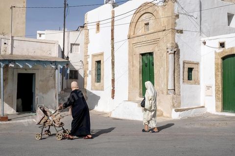 Ambiance dans les ruelles de la median du quartier Borj Erras. La presqu'île de Mahdia est le coeur historique de la ville, avec la medina et à sa pointe le cimetière marin et le borj. La partie résidentielle, appellée Borj Erras, est un mélange de palais et de maisaons traditionnelle de pêcheurs. 