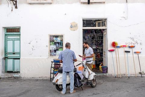 Ambiance dans les ruelles de la median du quartier Borj Erras. La presqu'île de Mahdia est le coeur historique de la ville, avec la medina et à sa pointe le cimetière marin et le borj. La partie résidentielle, appellée Borj Erras, est un mélange de palais et de maisaons traditionnelle de pêcheurs. 