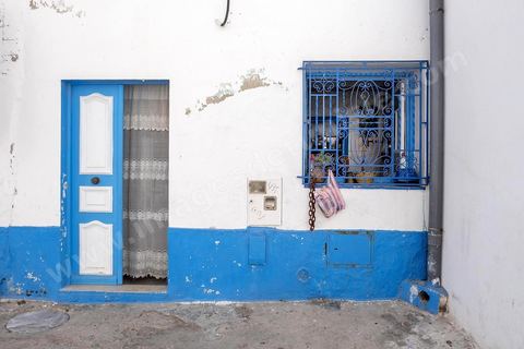 Ambiance dans les ruelles de la median du quartier Borj Erras. La presqu'île de Mahdia est le coeur historique de la ville, avec la medina et à sa pointe le cimetière marin et le borj. La partie résidentielle, appellée Borj Erras, est un mélange de palais et de maisaons traditionnelle de pêcheurs. 