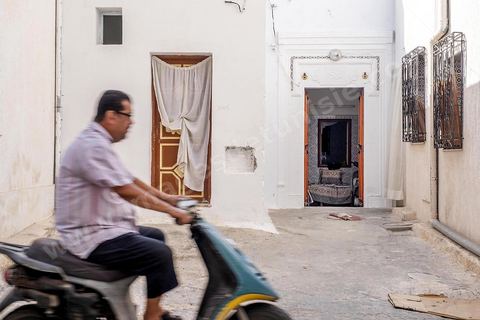 Ambiance dans les ruelles de la median du quartier Borj Erras. La presqu'île de Mahdia est le coeur historique de la ville, avec la medina et à sa pointe le cimetière marin et le borj. La partie résidentielle, appellée Borj Erras, est un mélange de palais et de maisaons traditionnelle de pêcheurs. 