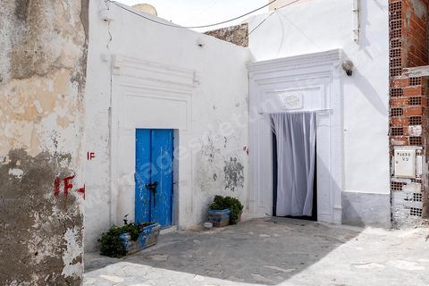 Ambiance dans les ruelles de la median du quartier Borj Erras. La presqu'île de Mahdia est le coeur historique de la ville, avec la medina et à sa pointe le cimetière marin et le borj. La partie résidentielle, appellée Borj Erras, est un mélange de palais et de maisaons traditionnelle de pêcheurs. 