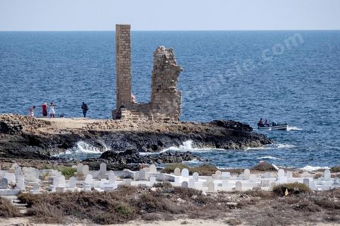 La grande arche d'époque fatimide à la point de la presqu'île. La presqu'île de Mahdia est le coeur historique de la ville, avec la medina et à sa pointe le cimetière marin et le borj. La partie résidentielle, appellée Borj Erras, est un mélange de palais et de maisaons traditionnelle de pêcheurs. 