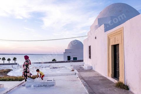 A la pointe de la presqu'île ensemble de marabouts au coeur du cimetière marin. La presqu'île de Mahdia est le coeur historique de la ville, avec la medina et à sa pointe le cimetière marin et le borj. La partie résidentielle, appellée Borj Erras, est un mélange de palais et de maisaons traditionnelle de pêcheurs. 
