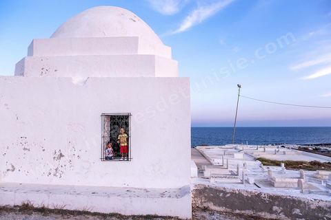A la pointe de la presqu'île ensemble de marabouts au coeur du cimetière marin. La presqu'île de Mahdia est le coeur historique de la ville, avec la medina et à sa pointe le cimetière marin et le borj. La partie résidentielle, appellée Borj Erras, est un mélange de palais et de maisaons traditionnelle de pêcheurs. 