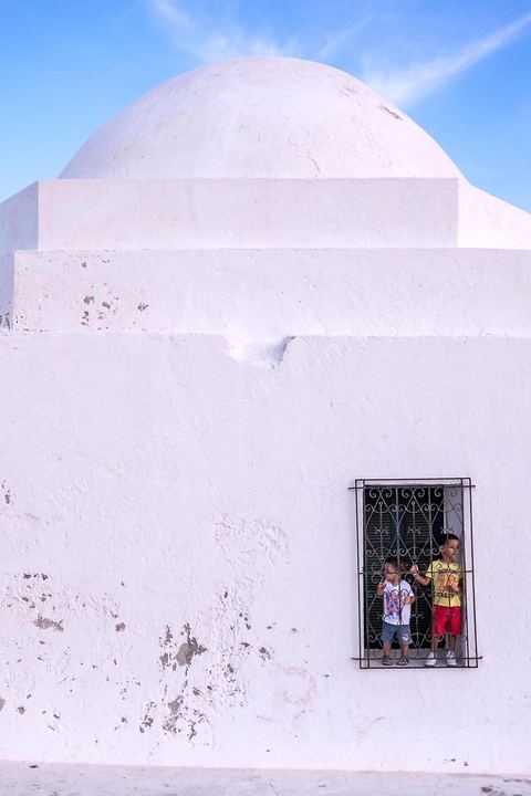 A la pointe de la presqu'île ensemble de marabouts au coeur du cimetière marin. La presqu'île de Mahdia est le coeur historique de la ville, avec la medina et à sa pointe le cimetière marin et le borj. La partie résidentielle, appellée Borj Erras, est un mélange de palais et de maisaons traditionnelle de pêcheurs. 