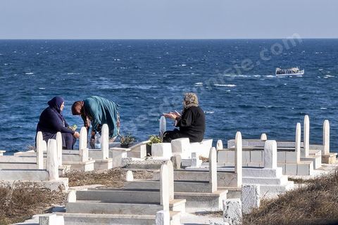 Le cimetière marin à la point de la presqu'île est un lieu plein de vie, promenades, prières, pêcheurs, ... La presqu'île de Mahdia est le coeur historique de la ville, avec la medina et à sa pointe le cimetière marin et le borj. La partie résidentielle, appellée Borj Erras, est un mélange de palais et de maisaons traditionnelle de pêcheurs. 