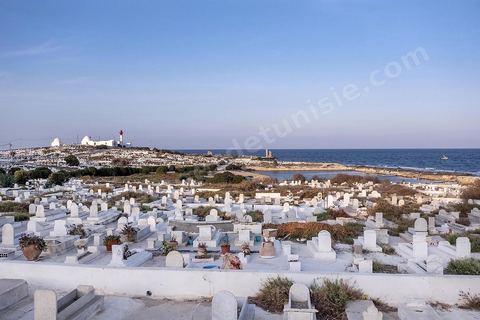 Le cimetière marin à la point de la presqu'île est un lieu plein de vie, promenades, prières, pêcheurs, ... La presqu'île de Mahdia est le coeur historique de la ville, avec la medina et à sa pointe le cimetière marin et le borj. La partie résidentielle, appellée Borj Erras, est un mélange de palais et de maisaons traditionnelle de pêcheurs. 