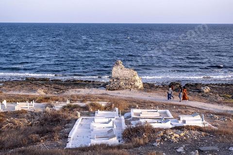 Le cimetière marin à la point de la presqu'île est un lieu plein de vie, promenades, prières, pêcheurs, ... La presqu'île de Mahdia est le coeur historique de la ville, avec la medina et à sa pointe le cimetière marin et le borj. La partie résidentielle, appellée Borj Erras, est un mélange de palais et de maisaons traditionnelle de pêcheurs. 