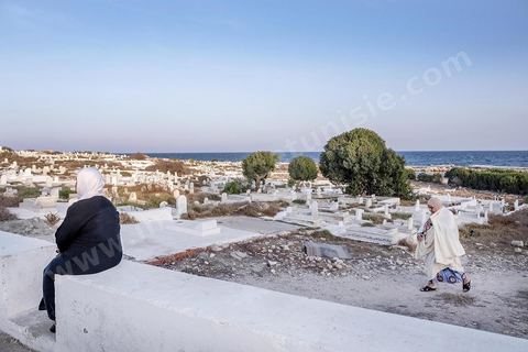 Le cimetière marin à la point de la presqu'île est un lieu plein de vie, promenades, prières, pêcheurs, ... La presqu'île de Mahdia est le coeur historique de la ville, avec la medina et à sa pointe le cimetière marin et le borj. La partie résidentielle, appellée Borj Erras, est un mélange de palais et de maisaons traditionnelle de pêcheurs. 