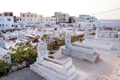 Le cimetière marin à la point de la presqu'île jouxte les dernières maisons de pêcheurs de Borj Erras. La presqu'île de Mahdia est le coeur historique de la ville, avec la medina et à sa pointe le cimetière marin et le borj. La partie résidentielle, appellée Borj Erras, est un mélange de palais et de maisaons traditionnelle de pêcheurs. 