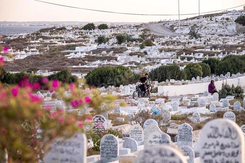 Le cimetière marin à la point de la presqu'île est un lieu plein de vie, promenades, prières, pêcheurs, ... La presqu'île de Mahdia est le coeur historique de la ville, avec la medina et à sa pointe le cimetière marin et le borj. La partie résidentielle, appellée Borj Erras, est un mélange de palais et de maisaons traditionnelle de pêcheurs. 