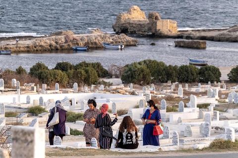 Le cimetière marin à la point de la presqu'île est un lieu plein de vie, promenades, prières, pêcheurs, ... La presqu'île de Mahdia est le coeur historique de la ville, avec la medina et à sa pointe le cimetière marin et le borj. La partie résidentielle, appellée Borj Erras, est un mélange de palais et de maisaons traditionnelle de pêcheurs. 