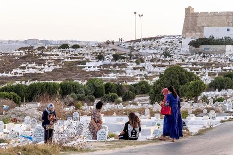 Le cimetière marin à la point de la presqu'île est un lieu plein de vie, promenades, prières, pêcheurs, ... La presqu'île de Mahdia est le coeur historique de la ville, avec la medina et à sa pointe le cimetière marin et le borj. La partie résidentielle, appellée Borj Erras, est un mélange de palais et de maisaons traditionnelle de pêcheurs. 