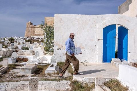 Dans le cimetière marin à la point de la presqu'île. La presqu'île de Mahdia est le coeur historique de la ville, avec la medina et à sa pointe le cimetière marin et le borj. La partie résidentielle, appellée Borj Erras, est un mélange de palais et de maisaons traditionnelle de pêcheurs. 