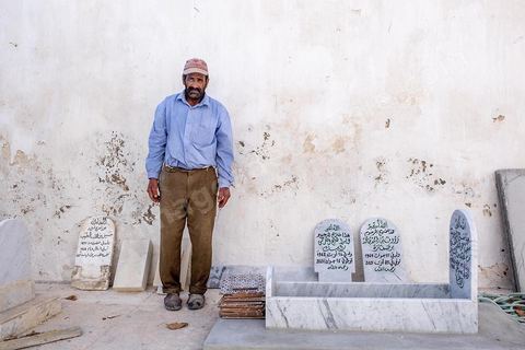 Dans le cimetière marin à la point de la presqu'île. La presqu'île de Mahdia est le coeur historique de la ville, avec la medina et à sa pointe le cimetière marin et le borj. La partie résidentielle, appellée Borj Erras, est un mélange de palais et de maisaons traditionnelle de pêcheurs. 
