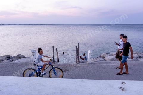 La corniche nord de la presqu'île a été aménagé en promenade, sur ce bord de mer, les mahdois viennent de rafraichir en fin de journée et les petits pêcheurs partent déposer et retiere leurs filets. La presqu'île de Mahdia est le coeur historique de la ville, avec la medina et à sa pointe le cimetière marin et le borj. La partie résidentielle, appellée Borj Erras, est un mélange de palais et de maisaons traditionnelle de pêcheurs. 