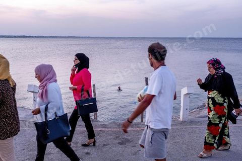 La corniche nord de la presqu'île a été aménagé en promenade, sur ce bord de mer, les mahdois viennent de rafraichir en fin de journée et les petits pêcheurs partent déposer et retiere leurs filets. La presqu'île de Mahdia est le coeur historique de la ville, avec la medina et à sa pointe le cimetière marin et le borj. La partie résidentielle, appellée Borj Erras, est un mélange de palais et de maisaons traditionnelle de pêcheurs. 