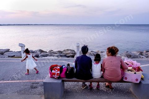 La corniche nord de la presqu'île a été aménagé en promenade, sur ce bord de mer, les mahdois viennent de rafraichir en fin de journée et les petits pêcheurs partent déposer et retiere leurs filets. La presqu'île de Mahdia est le coeur historique de la ville, avec la medina et à sa pointe le cimetière marin et le borj. La partie résidentielle, appellée Borj Erras, est un mélange de palais et de maisaons traditionnelle de pêcheurs. 