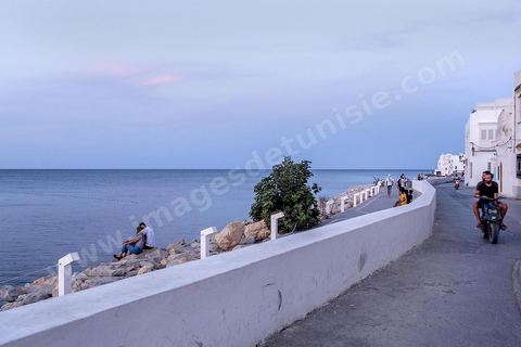 La corniche nord de la presqu'île a été aménagé en promenade, sur ce bord de mer, les mahdois viennent de rafraichir en fin de journée et les petits pêcheurs partent déposer et retiere leurs filets. La presqu'île de Mahdia est le coeur historique de la ville, avec la medina et à sa pointe le cimetière marin et le borj. La partie résidentielle, appellée Borj Erras, est un mélange de palais et de maisaons traditionnelle de pêcheurs. 