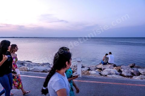 La corniche nord de la presqu'île a été aménagé en promenade, sur ce bord de mer, les mahdois viennent de rafraichir en fin de journée et les petits pêcheurs partent déposer et retiere leurs filets. La presqu'île de Mahdia est le coeur historique de la ville, avec la medina et à sa pointe le cimetière marin et le borj. La partie résidentielle, appellée Borj Erras, est un mélange de palais et de maisaons traditionnelle de pêcheurs. 