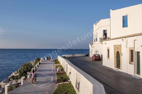 La corniche nord de la presqu'île a été aménagé en promenade, sur ce bord de mer, les mahdois viennent de rafraichir en fin de journée et les petits pêcheurs partent déposer et retiere leurs filets. La presqu'île de Mahdia est le coeur historique de la ville, avec la medina et à sa pointe le cimetière marin et le borj. La partie résidentielle, appellée Borj Erras, est un mélange de palais et de maisaons traditionnelle de pêcheurs. 