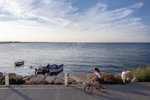 La corniche nord de la presqu'île a été aménagé en promenade, sur ce bord de mer, les mahdois viennent de rafraichir en fin de journée et les petits pêcheurs partent déposer et retiere leurs filets. La presqu'île de Mahdia est le coeur historique de la ville, avec la medina et à sa pointe le cimetière marin et le borj. La partie résidentielle, appellée Borj Erras, est un mélange de palais et de maisaons traditionnelle de pêcheurs. 