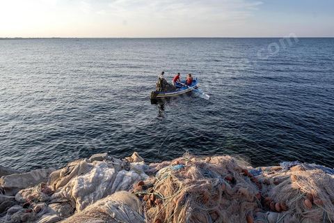 La corniche nord de la presqu'île a été aménagé en promenade, sur ce bord de mer, les mahdois viennent de rafraichir en fin de journée et les petits pêcheurs partent déposer et retiere leurs filets. La presqu'île de Mahdia est le coeur historique de la ville, avec la medina et à sa pointe le cimetière marin et le borj. La partie résidentielle, appellée Borj Erras, est un mélange de palais et de maisaons traditionnelle de pêcheurs. 