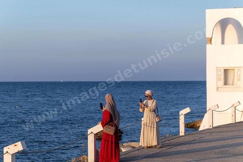 La corniche nord de la presqu'île a été aménagé en promenade, sur ce bord de mer, les mahdois viennent de rafraichir en fin de journée et les petits pêcheurs partent déposer et retiere leurs filets. La presqu'île de Mahdia est le coeur historique de la ville, avec la medina et à sa pointe le cimetière marin et le borj. La partie résidentielle, appellée Borj Erras, est un mélange de palais et de maisaons traditionnelle de pêcheurs. 