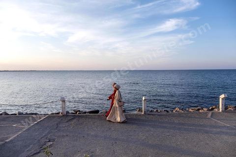 La corniche nord de la presqu'île a été aménagé en promenade, sur ce bord de mer, les mahdois viennent de rafraichir en fin de journée et les petits pêcheurs partent déposer et retiere leurs filets. La presqu'île de Mahdia est le coeur historique de la ville, avec la medina et à sa pointe le cimetière marin et le borj. La partie résidentielle, appellée Borj Erras, est un mélange de palais et de maisaons traditionnelle de pêcheurs. 