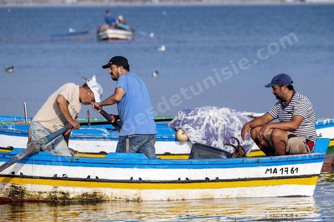 La corniche nord de la presqu'île a été aménagé en promenade, sur ce bord de mer, les mahdois viennent de rafraichir en fin de journée et les petits pêcheurs partent déposer et retiere leurs filets. La presqu'île de Mahdia est le coeur historique de la ville, avec la medina et à sa pointe le cimetière marin et le borj. La partie résidentielle, appellée Borj Erras, est un mélange de palais et de maisaons traditionnelle de pêcheurs. 