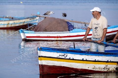 La corniche nord de la presqu'île a été aménagé en promenade, sur ce bord de mer, les mahdois viennent de rafraichir en fin de journée et les petits pêcheurs partent déposer et retiere leurs filets. La presqu'île de Mahdia est le coeur historique de la ville, avec la medina et à sa pointe le cimetière marin et le borj. La partie résidentielle, appellée Borj Erras, est un mélange de palais et de maisaons traditionnelle de pêcheurs. 