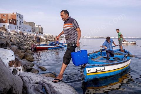 La corniche nord de la presqu'île a été aménagé en promenade, sur ce bord de mer, les mahdois viennent de rafraichir en fin de journée et les petits pêcheurs partent déposer et retiere leurs filets. La presqu'île de Mahdia est le coeur historique de la ville, avec la medina et à sa pointe le cimetière marin et le borj. La partie résidentielle, appellée Borj Erras, est un mélange de palais et de maisaons traditionnelle de pêcheurs. 