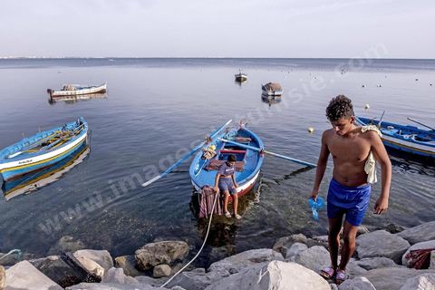 La corniche nord de la presqu'île a été aménagé en promenade, sur ce bord de mer, les mahdois viennent de rafraichir en fin de journée et les petits pêcheurs partent déposer et retiere leurs filets. La presqu'île de Mahdia est le coeur historique de la ville, avec la medina et à sa pointe le cimetière marin et le borj. La partie résidentielle, appellée Borj Erras, est un mélange de palais et de maisaons traditionnelle de pêcheurs. 