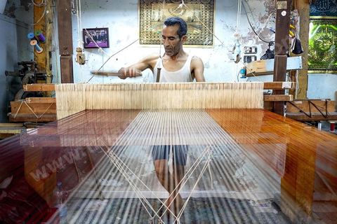 Dans l'atelier de tissage de Mohammed Ismail, les tisserands travaillent la soie et la lain pour produire de très belles pièces de textile. La presqu'île de Mahdia est le coeur historique de la ville, avec la medina et à sa pointe le cimetière marin et le borj. La partie résidentielle, appellée Borj Erras, est un mélange de palais et de maisaons traditionnelle de pêcheurs. 