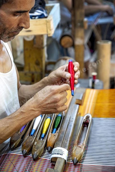 Dans l'atelier de tissage de Mohammed Ismail, les tisserands travaillent la soie et la lain pour produire de très belles pièces de textile. La presqu'île de Mahdia est le coeur historique de la ville, avec la medina et à sa pointe le cimetière marin et le borj. La partie résidentielle, appellée Borj Erras, est un mélange de palais et de maisaons traditionnelle de pêcheurs. 