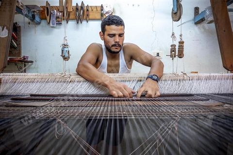 Dans l'atelier de tissage de Mohammed Ismail, les tisserands travaillent la soie et la lain pour produire de très belles pièces de textile. La presqu'île de Mahdia est le coeur historique de la ville, avec la medina et à sa pointe le cimetière marin et le borj. La partie résidentielle, appellée Borj Erras, est un mélange de palais et de maisaons traditionnelle de pêcheurs. 
