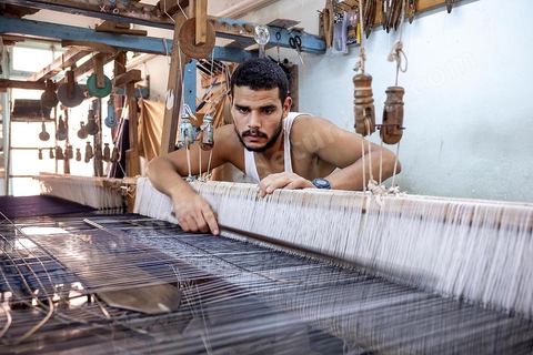 Dans l'atelier de tissage de Mohammed Ismail, les tisserands travaillent la soie et la lain pour produire de très belles pièces de textile. La presqu'île de Mahdia est le coeur historique de la ville, avec la medina et à sa pointe le cimetière marin et le borj. La partie résidentielle, appellée Borj Erras, est un mélange de palais et de maisaons traditionnelle de pêcheurs. 