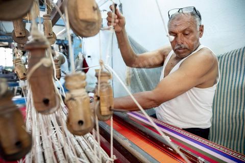 Dans l'atelier de tissage de Mohammed Ismail, les tisserands travaillent la soie et la lain pour produire de très belles pièces de textile. La presqu'île de Mahdia est le coeur historique de la ville, avec la medina et à sa pointe le cimetière marin et le borj. La partie résidentielle, appellée Borj Erras, est un mélange de palais et de maisaons traditionnelle de pêcheurs. 