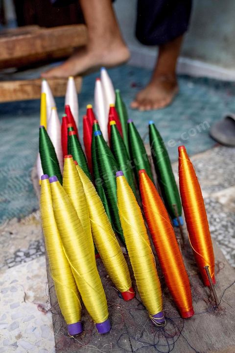 Dans l'atelier de tissage de Mohammed Ismail, les tisserands travaillent la soie et la lain pour produire de très belles pièces de textile. La presqu'île de Mahdia est le coeur historique de la ville, avec la medina et à sa pointe le cimetière marin et le borj. La partie résidentielle, appellée Borj Erras, est un mélange de palais et de maisaons traditionnelle de pêcheurs. 