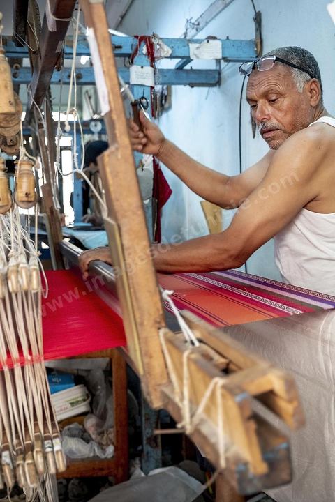 Dans l'atelier de tissage de Mohammed Ismail, les tisserands travaillent la soie et la lain pour produire de très belles pièces de textile. La presqu'île de Mahdia est le coeur historique de la ville, avec la medina et à sa pointe le cimetière marin et le borj. La partie résidentielle, appellée Borj Erras, est un mélange de palais et de maisaons traditionnelle de pêcheurs. 