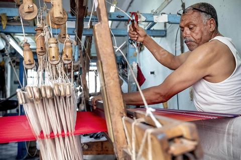 Dans l'atelier de tissage de Mohammed Ismail, les tisserands travaillent la soie et la lain pour produire de très belles pièces de textile. La presqu'île de Mahdia est le coeur historique de la ville, avec la medina et à sa pointe le cimetière marin et le borj. La partie résidentielle, appellée Borj Erras, est un mélange de palais et de maisaons traditionnelle de pêcheurs. 