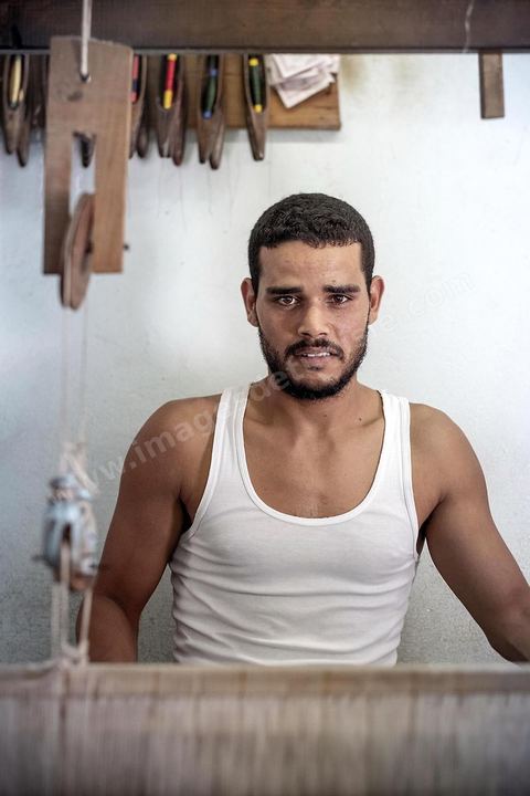 Dans l'atelier de tissage de Mohammed Ismail, les tisserands travaillent la soie et la lain pour produire de très belles pièces de textile. La presqu'île de Mahdia est le coeur historique de la ville, avec la medina et à sa pointe le cimetière marin et le borj. La partie résidentielle, appellée Borj Erras, est un mélange de palais et de maisaons traditionnelle de pêcheurs. 
