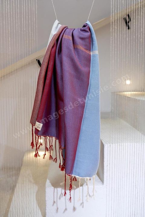 La boutique de tissage de soie et laine de Skila. La presqu'île de Mahdia est le coeur historique de la ville, avec la medina et à sa pointe le cimetière marin et le borj. La partie résidentielle, appellée Borj Erras, est un mélange de palais et de maisaons traditionnelle de pêcheurs. 
