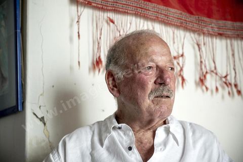 Moncef Ghachem, écrivain et poête, originaire du quartier Borj Erras, fils et petils de pêcheurs nous accueille dans sa maison . La presqu'île de Mahdia est le coeur historique de la ville, avec la medina et à sa pointe le cimetière marin et le borj. La partie résidentielle, appellée Borj Erras, est un mélange de palais et de maisaons traditionnelle de pêcheurs. 