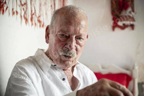 Moncef Ghachem, écrivain et poête, originaire du quartier Borj Erras, fils et petils de pêcheurs nous accueille dans sa maison . La presqu'île de Mahdia est le coeur historique de la ville, avec la medina et à sa pointe le cimetière marin et le borj. La partie résidentielle, appellée Borj Erras, est un mélange de palais et de maisaons traditionnelle de pêcheurs. 