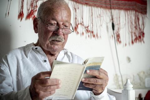 Moncef Ghachem, écrivain et poête, originaire du quartier Borj Erras, fils et petils de pêcheurs nous accueille dans sa maison . La presqu'île de Mahdia est le coeur historique de la ville, avec la medina et à sa pointe le cimetière marin et le borj. La partie résidentielle, appellée Borj Erras, est un mélange de palais et de maisaons traditionnelle de pêcheurs. 