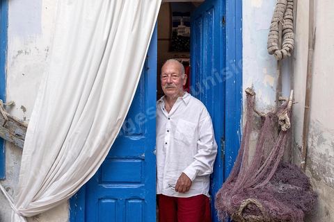 Moncef Ghachem, écrivain et poête, originaire du quartier Borj Erras, fils et petils de pêcheurs nous accueille dans sa maison . La presqu'île de Mahdia est le coeur historique de la ville, avec la medina et à sa pointe le cimetière marin et le borj. La partie résidentielle, appellée Borj Erras, est un mélange de palais et de maisaons traditionnelle de pêcheurs. 