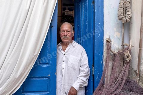 Moncef Ghachem, écrivain et poête, originaire du quartier Borj Erras, fils et petils de pêcheurs nous accueille dans sa maison . La presqu'île de Mahdia est le coeur historique de la ville, avec la medina et à sa pointe le cimetière marin et le borj. La partie résidentielle, appellée Borj Erras, est un mélange de palais et de maisaons traditionnelle de pêcheurs. 